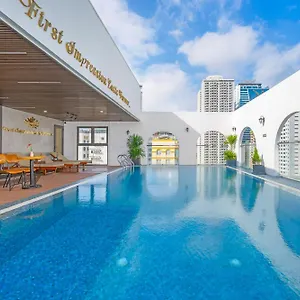 Golden Lotus - Rooftop Bar Sea View Отель